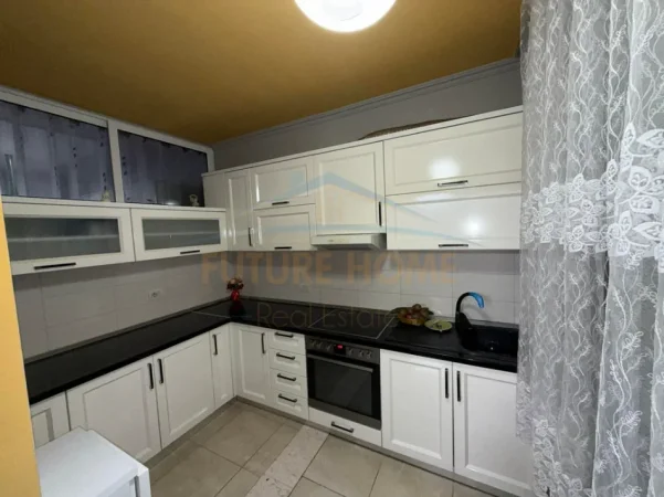 Shqiperi, jepet me qera apartament 1+1+Ballkon Kati 5, 63 m² 400 € (Unaza e Re)