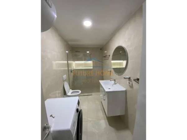 Tirane, jepet me qera apartament 1+1+Ballkon Kati 1, 61 m² 820 € (Komuna Parisit)