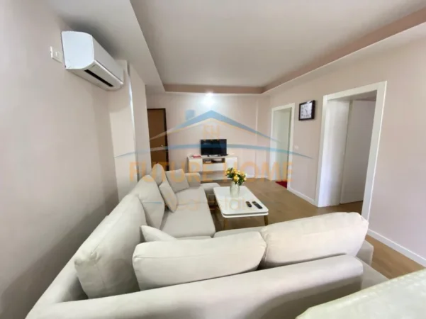 Tirane, jepet me qera apartament 1+1+Ballkon Kati 1, 61 m² 820 € (Komuna Parisit)