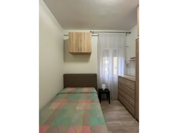 Tirane, jepet me qera apartament 1+1 Kati 4, 70 m² 650 € (komuna e parisit)