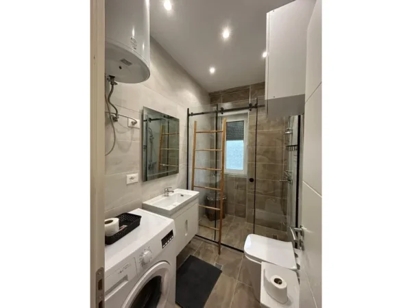 Tirane, jepet me qera apartament 1+1 Kati 4, 70 m² 650 € (komuna e parisit)