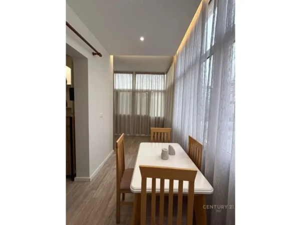 Tirane, jepet me qera apartament 1+1 Kati 4, 70 m² 650 € (komuna e parisit)