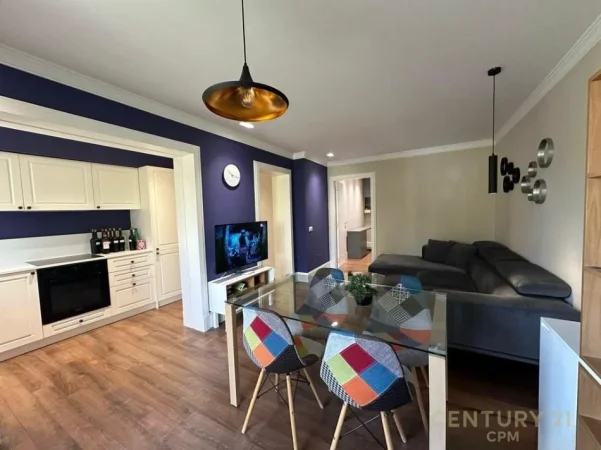 Tirane, jepet me qera apartament 1+1 Kati 4, 50 m² 800 € (blloku)
