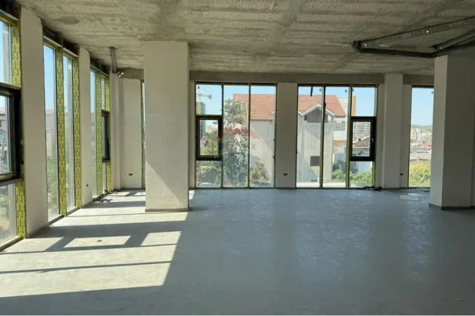 Tirane, jepet me qera dyqan , 625 m² 7.000 € (Rruga Dritan Hoxha)