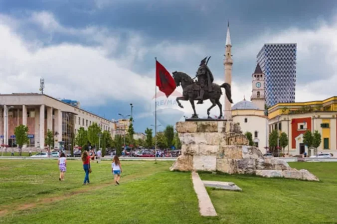 Tirane, shes dyqan , 15 m² (Sheshi Skenderbej)