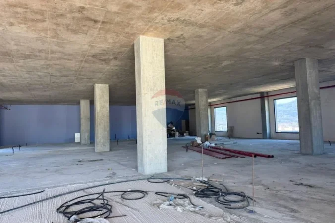 Tirane, jepet me qera , 830 m² 16.600 € 