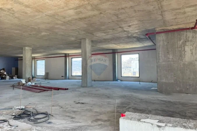 Tirane, jepet me qera , 830 m² 16.600 € 