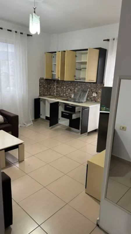 Shqiperi, jepet me qera apartament 1+1 Kati 3, 