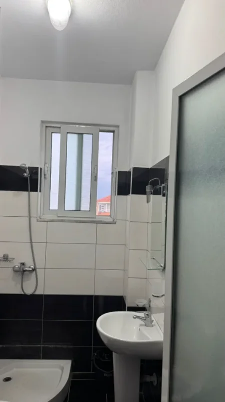 Shqiperi, jepet me qera apartament 1+1 Kati 3, 