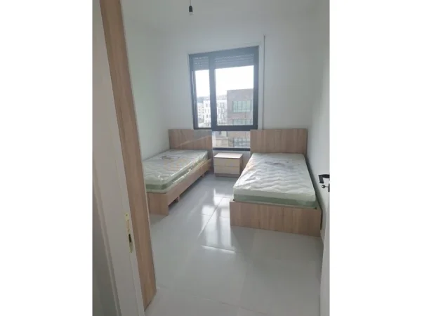 Tirane, jepet me qera 2+1 Kati 4, 99 m² 600 € (Apartament 2+1+2, Rruga 5 Maji, Tiranë.)