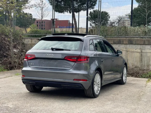 Tirane, shes makine AUDI A3 E TRON PLUG IN HYBRID Benzin, gri e erret automatik Klima 171.000 km 12.500 €