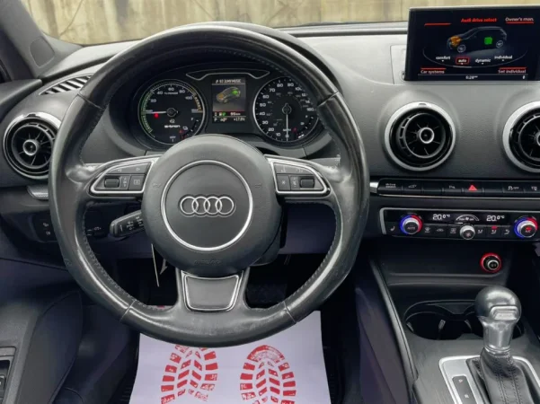 Tirane, shes makine AUDI A3 E TRON PLUG IN HYBRID Benzin, gri e erret automatik Klima 171.000 km 12.500 €