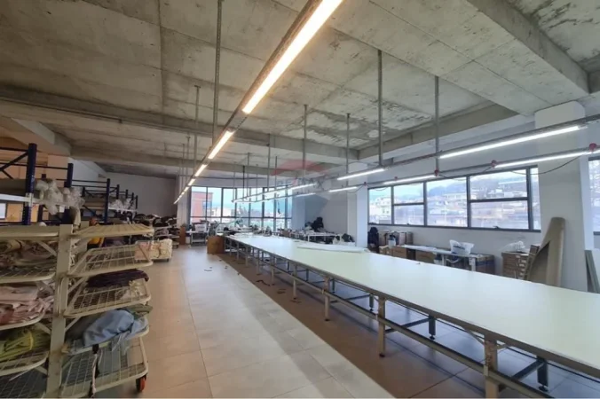 Tirane, jepet me qera magazine , 1.150 m² 3.000 € 