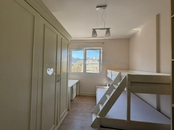 Tirane, jepet me qera apartament 3+1 , 113 m² 1.000 € (Apartament 3+1+2+2 Poste Parkimi, Liqeni i Thatë, Tiranë)