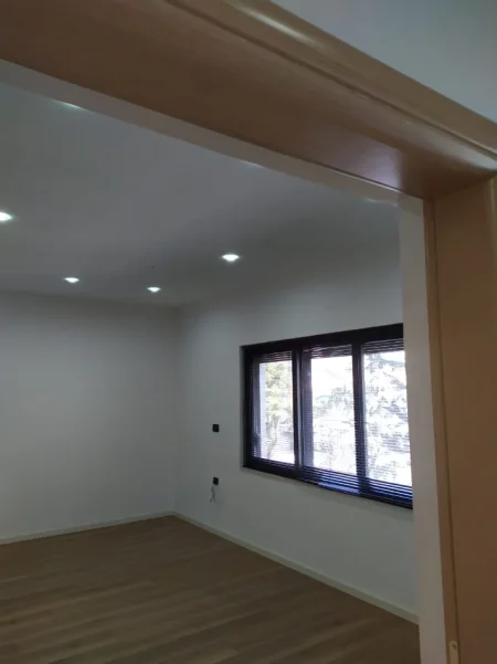 Tirane, jepet me qera zyre Kati 3, 80 m² 1.000 € (Rr Vaso Pasha)