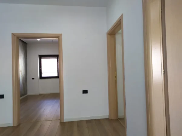 Tirane, jepet me qera zyre Kati 3, 80 m² 1.000 € (Rr Vaso Pasha)