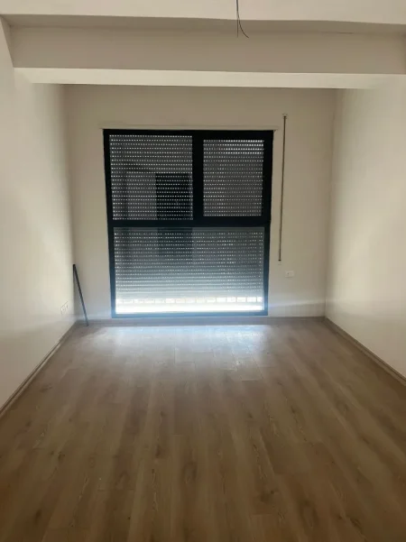 Tirane, jepet me qera zyre , 117 m² 600 € (kompleksi elbavo)