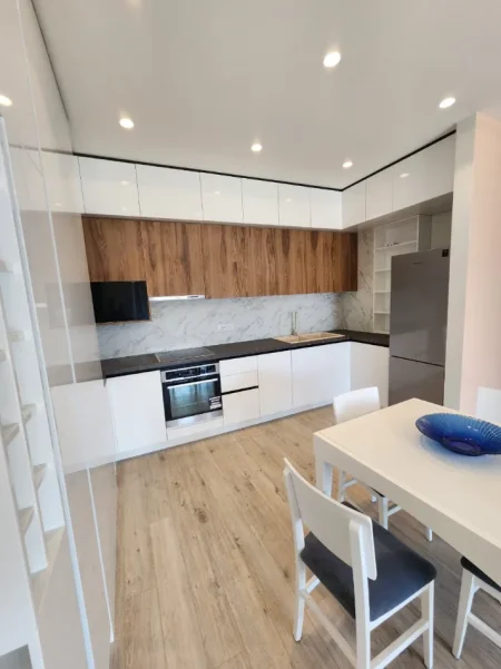 Tirane, jepet me qera apartament 1+1+Ballkon , 80 m² 850 € (Ring Center)