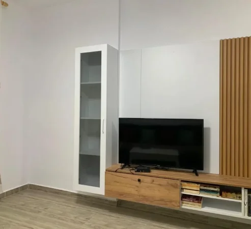 Tirane, jepet me qera apartament 1+1 Kati 4, 75 m² 550 € (Yzberisht)