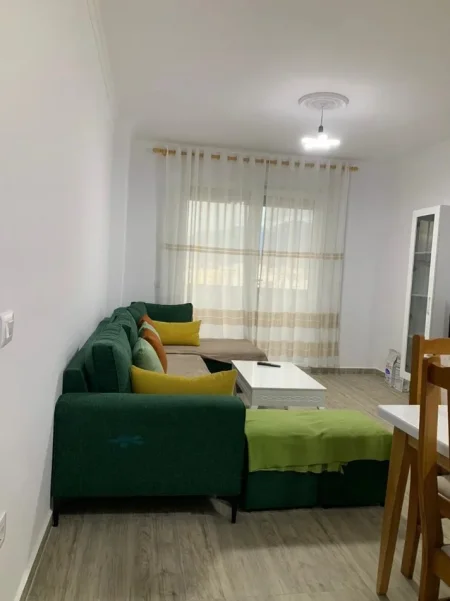 Tirane, jepet me qera apartament 1+1 Kati 4, 75 m² 550 € (Yzberisht)