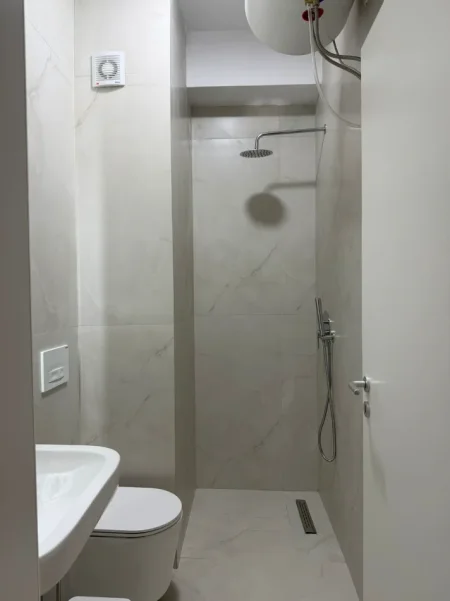 Tirane, jepet me qera apartament 1+1 Kati 4, 500 € (Residenca Kadiu)