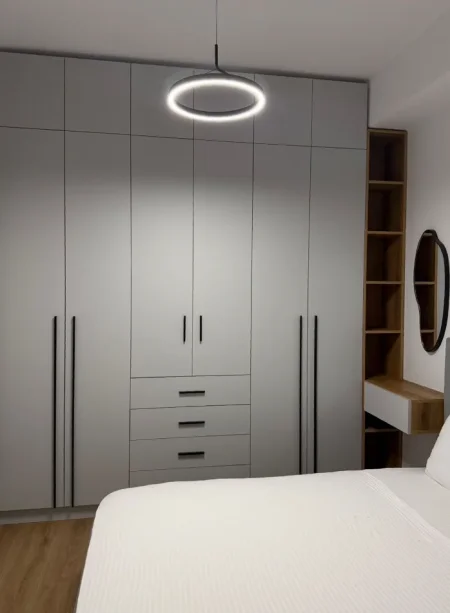 Tirane, jepet me qera apartament 1+1 Kati 4, 500 € (Residenca Kadiu)