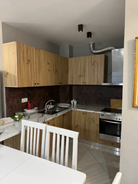 Tirane, jepet me qera apartament 3+1+Ballkon Kati 4, 95 m² 550 € (Kopshti Botanik)