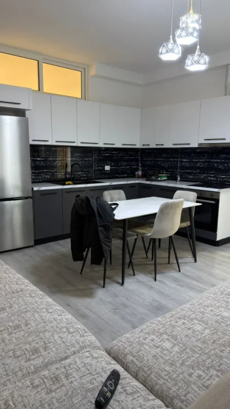 Tirane, jepet me qera apartament 2+1+Ballkon Kati 3, 78 m² 670 € (Rruga 5 Maji)