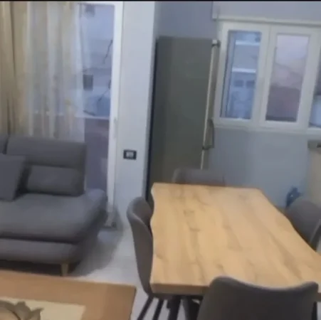 Tirane, jepet me qera apartament 1+1 Kati 2, 60 m² 400 € (Fresku)