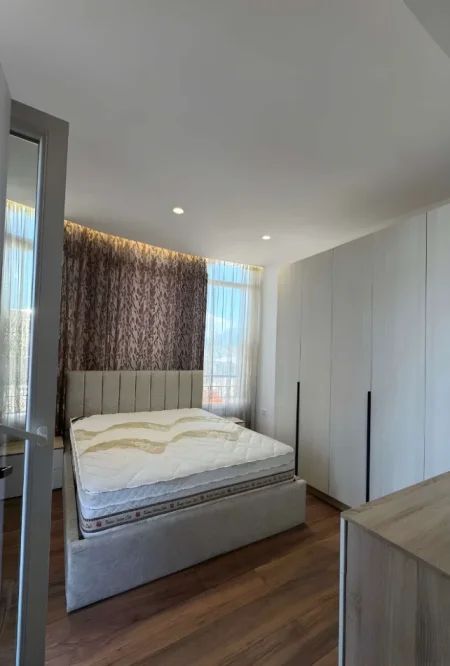 Tirane, jepet me qera apartament 1+1+Ballkon Kati 7, 90 m² 450 € (Kodra e Diellit)