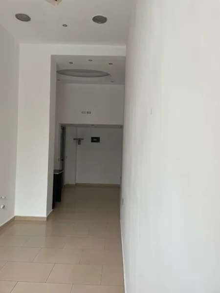 Tirane, jepet me qera zyre Kati 0, 21 m² 450 € (Myslym shyri)