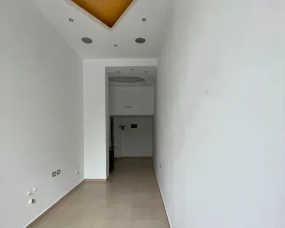 Tirane, jepet me qera zyre Kati 0, 21 m² 450 € (rruga e kavajes)