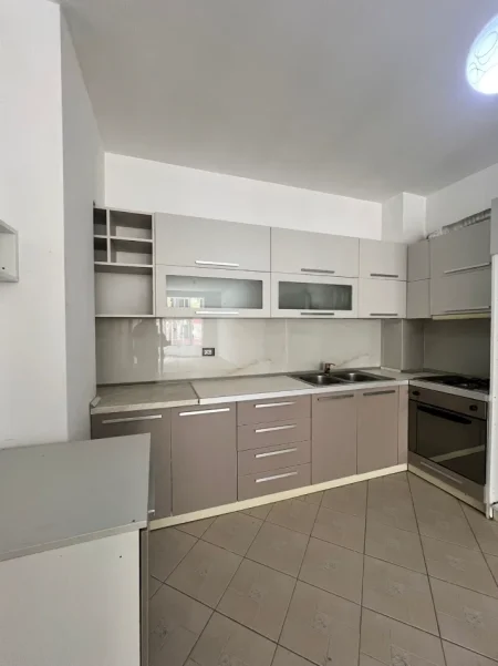 Shqiperi, jepet me qera zyre Kati 3, 110 m² 450 € (astir)