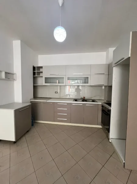 Shqiperi, jepet me qera zyre Kati 3, 110 m² 450 € (astir)
