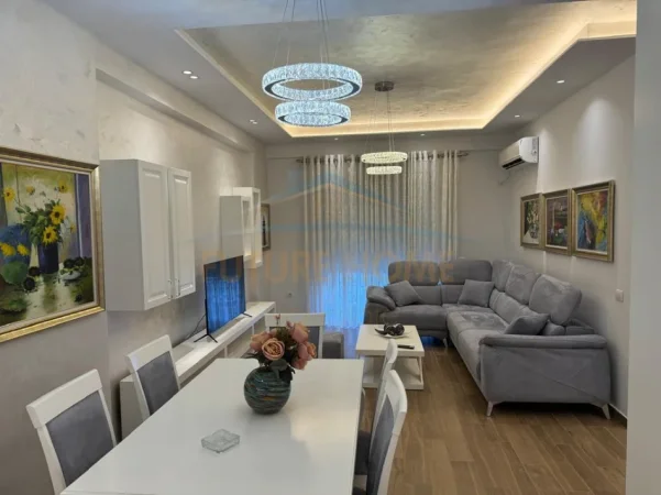 Tirane, jepet me qera apartament 2+1+Ballkon Kati 4, 100 m² 600 € (Golden Park)