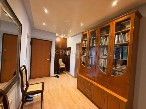Tirane, shitet apartament 1+1 Kati 5, 145.000 € (Sheshi Shtraus)