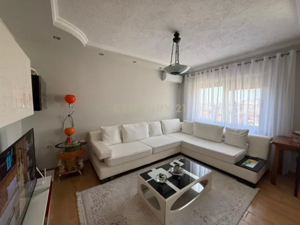 Tirane, shitet apartament 1+1 Kati 5, 145.000 € (Sheshi Shtraus)