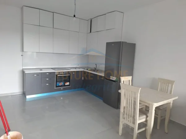 Tirane, jepet me qera apartament 2+1 Kati 4, 99 m² 600 € (Rruga 5 Maji)