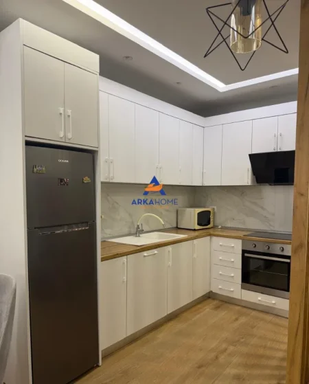 Tirane, jepet me qera apartament 2+1+Ballkon Kati 5, 108 m² 679 € 