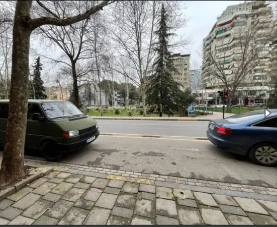 Shqiperi, jepet me qera zyre Kati 0, 24 m² 500 € (bulevardi bajram curri)