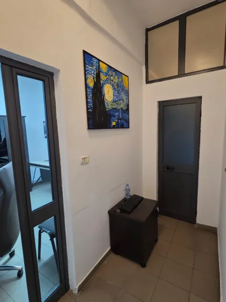 Shqiperi, jepet me qera zyre Kati 0, 24 m² 500 € (bulevardi bajram curri)