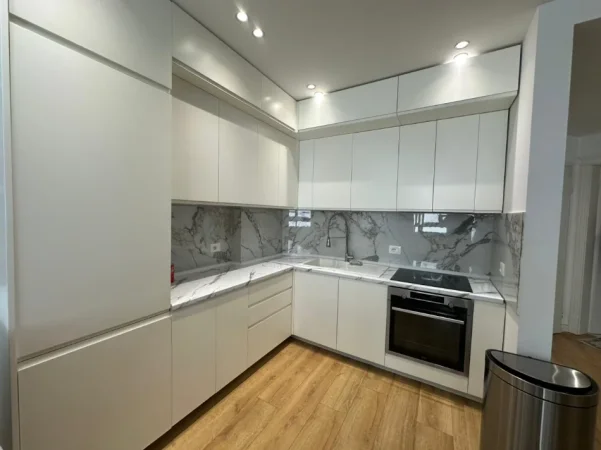 Tirane, jepet me qera apartament 2+1+Ballkon Kati 5, 89 m² 1.000 € (Ish-Fusha e Aviacionit)