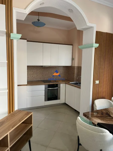 Tirane, jepet me qera apartament 1+1+Ballkon Kati 1, 80 m² 626 € 