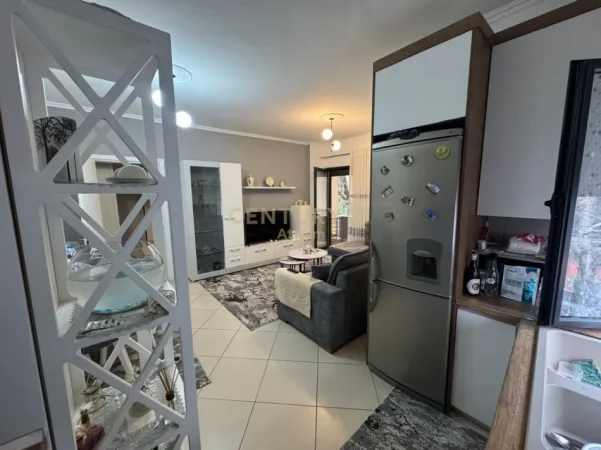 Tirane, shitet apartament 1+1+Ballkon Kati 2, 72 m²