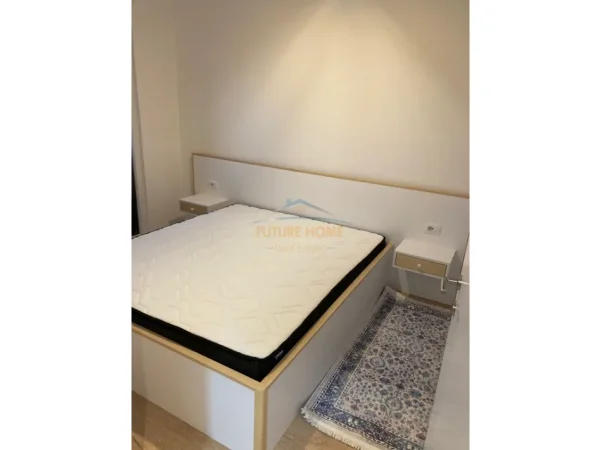 Tirane, jepet me qera apartament 1+1+Ballkon Kati 10, 45 m² 450 € (Yzberisht)