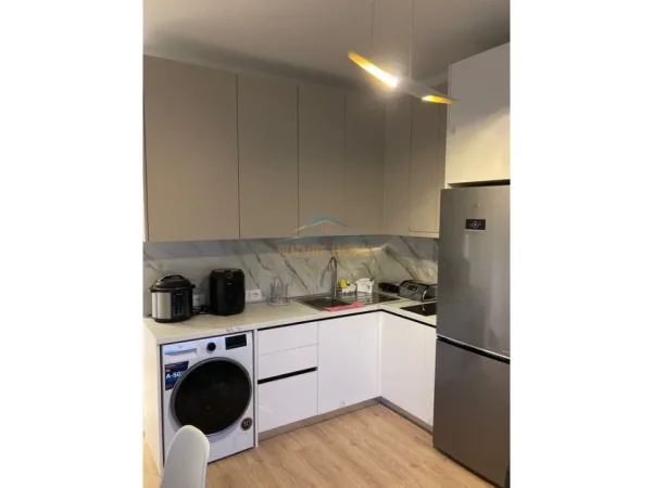 Tirane, jepet me qera apartament 1+1+Ballkon Kati 10, 45 m² 450 € (Yzberisht)