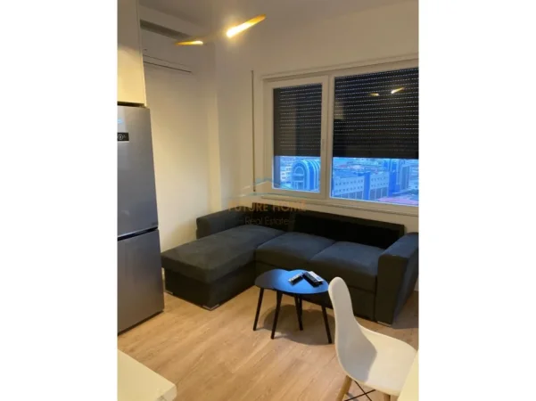 Tirane, jepet me qera apartament 1+1+Ballkon Kati 10, 45 m² 450 € (Yzberisht)