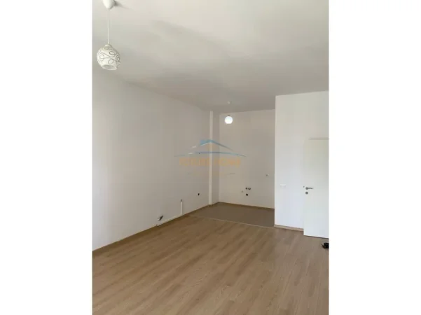 Tirane, jepet me qera zyre Kati 4, 75 m² 750 € (Kompleksi Square 21)