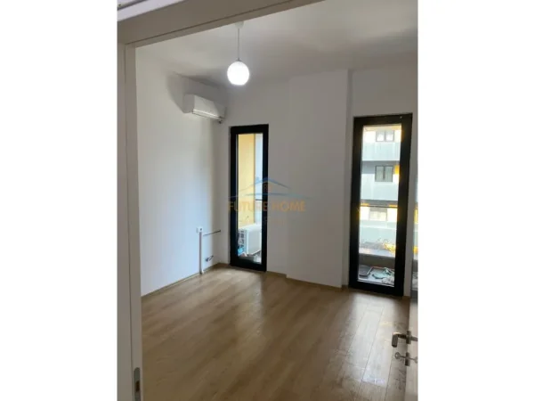 Tirane, jepet me qera zyre Kati 4, 75 m² 750 € (Kompleksi Square 21)