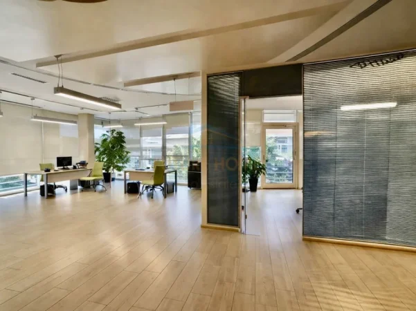 Tirane, jepet me qera ambjent biznesi Kati 3, 280 m² 7.000 € (Coin Tirana)